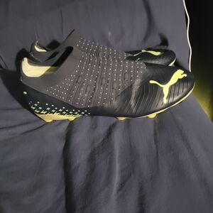 Puma Men's Black and Yellow Laceless Soccer Cleats